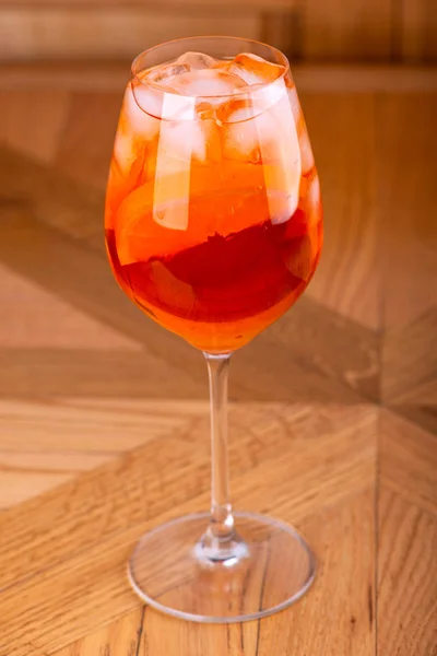 유리 나무 테이블에 칵테일 Aperol 분출 — 스톡 사진