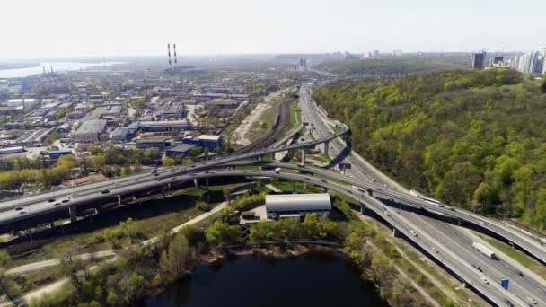 Stadtverkehr auf Brücke und Autobahn — Stockvideo