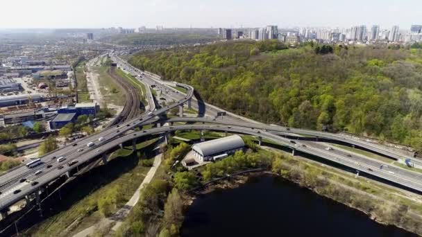 Circulation urbaine sur le pont et la route — Video