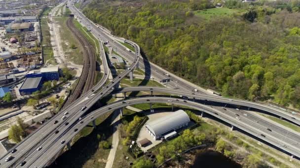 Traffico cittadino sul ponte e sull'autostrada — Video Stock