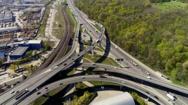 大桥和高速公路上的城市交通 — 图库视频影像