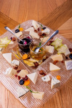 Peynir tabağı. Üst te. Lezzetli peynir başlangıç.