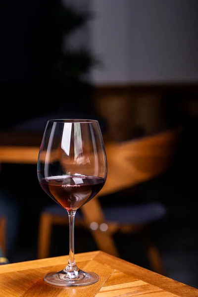 Glas met rode wijn, proeven, restaurant — Stockfoto