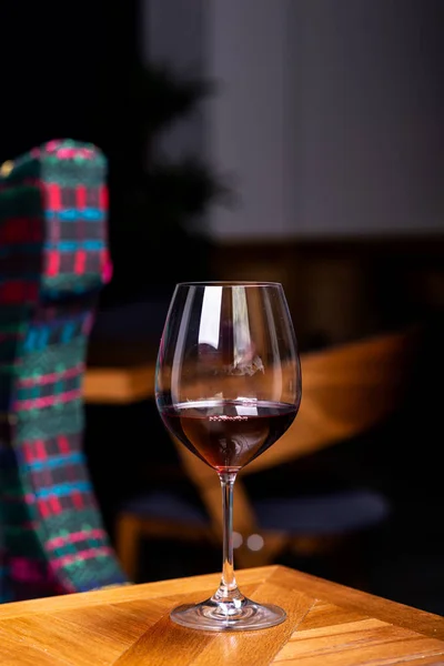 Een glas rode wijn op de achtergrond van het interieur in het restaurant — Stockfoto