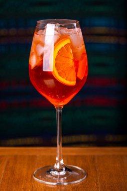 Restoranın iç ahşap masada cam Aperol spritz kokteyl.