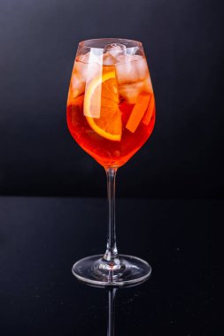 Siyah yansıma arka plan üzerinde cam Aperol spritz kokteyl.