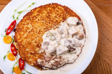 Beyaz mantar soslu patates li krep. Draniki - patates böreği. Patatesli krep. Beyaz Rusya, Ukrayna ve Rusya'nın naitonal çanak. Close.