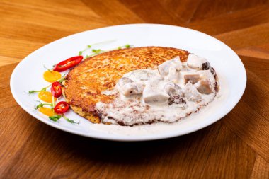 Beyaz mantar soslu patates li krep. Draniki - patates böreği. Patatesli krep. Beyaz Rusya, Ukrayna ve Rusya'nın naitonal çanak