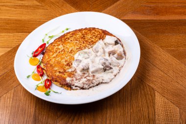 Beyaz mantar soslu patates li krep. Draniki - patates böreği. Patatesli krep. Beyaz Rusya, Ukrayna ve Rusya'nın naitonal çanak