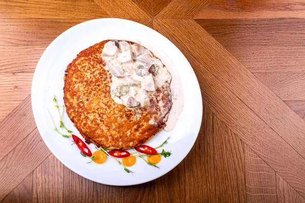 Beyaz mantar soslu patates li krep. Draniki - patates böreği. Patatesli krep. Beyaz Rusya, Ukrayna ve Rusya'nın naitonal çanak. Üstte görüntü — Stok fotoğraf