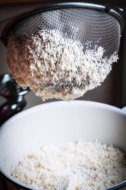 Peynirli elek. Close.