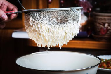 Geleneksel Paskalya kalıplı süzme peynir tatlı paska yapma süreci.