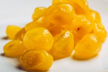 Beyaz arka planda kurutulmuş limon. Dünyanın farklı ülkelerinde popüler kurutulmuş meyve.