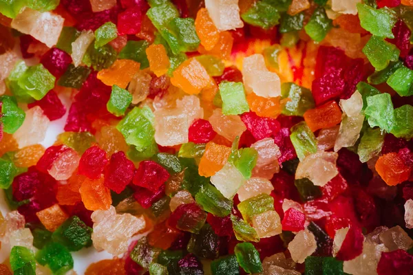 Frutas cristalizadas multicoloridas em close-up full frame. Tutti-Frutti, servido em uma tigela, foco seletivo . — Fotografia de Stock