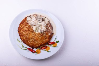 Beyaz mantar soslu patates li krep. Draniki - patates böreği. Beyaz arka planda patates krep.