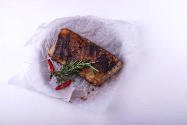 Beyaz arka planda otlar ve baharatlar ile ızgara sığır fileto biftek.