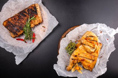 Siyah arka planda farklı et. Domuz eti ve chiken et