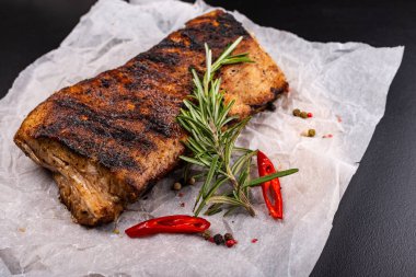 Siyah arka plan üzerinde baharat ile ızgara sığır biftek.