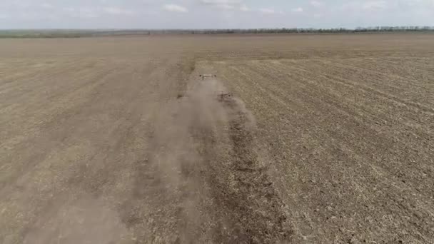 Фермер в тракторе готовит землю с семеноводителем — стоковое видео
