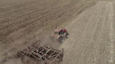 Traktör sürme tarlaları ekime hazırlık arazisi