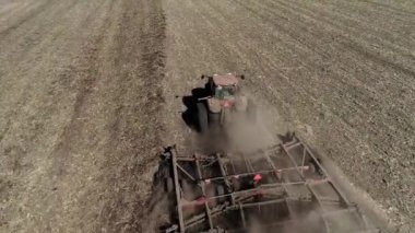 Traktör sürme tarlaları ekime hazırlık arazisi