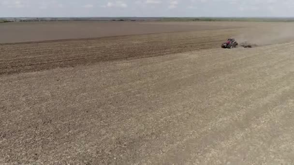 Farmář v traktoru připravuje půdu s kultivátorem seťového lůžka — Stock video