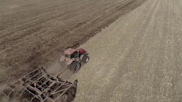 Трактор, що працює на фермі, сучасний сільськогосподарський транспорт, фермер, що працює в полі, родючі землі, вирощування землі, сільськогосподарська машина — стокове відео