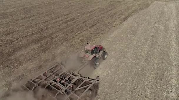 Campos de arado de tractores-preparación de la tierra para la siembra — Vídeos de Stock