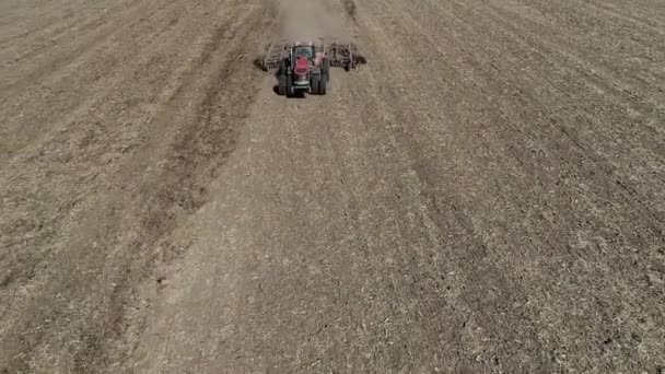 Tractor cultivando campo en primavera. Vista aérea . — Vídeos de Stock