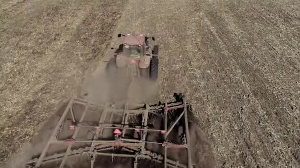 Tractor que trabaja en la granja, un transporte agrícola moderno, un agricultor que trabaja en el campo, tierra fértil, cultivo de la tierra, maquinaria agrícola — Vídeos de Stock