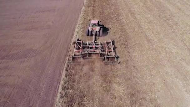 Traktor odling fält på våren. Utsikt från luften. — Stockvideo