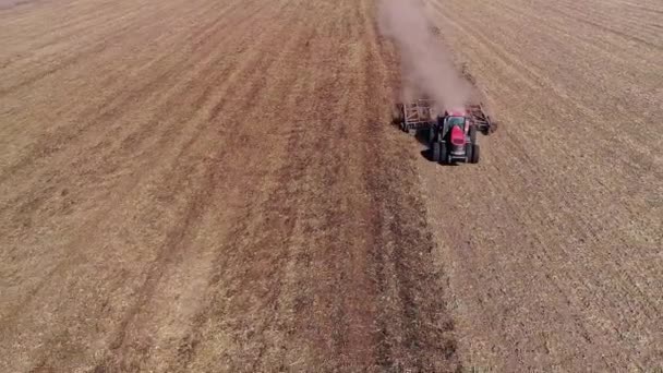 Campos de arado de tractores-preparación de la tierra para la siembra — Vídeos de Stock