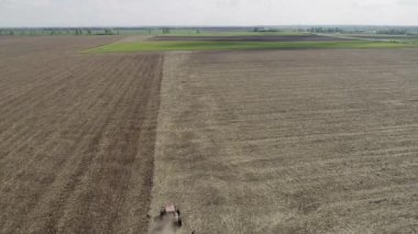 Traktör sürme tarlaları ekime hazırlık arazisi