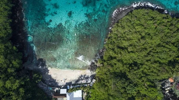 Vue aérienne sur la mer, vue sur le dessus, arrière-plan naturel étonnant. La couleur de l'eau et magnifiquement lumineux. Plage azur avec montagnes rocheuses et océan d'eau claire au soleil . — Photo