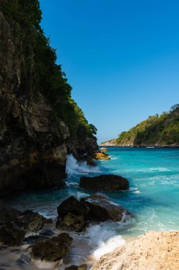 Dalgalar kayalar üzerinde yendi. Nusa Penida, Endonezya.