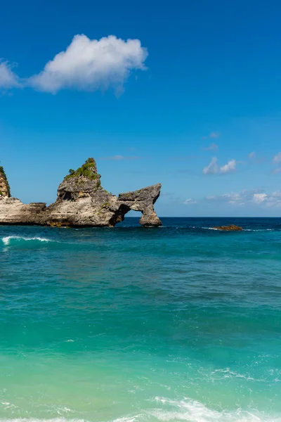 热带海滩、海石和碧绿的海洋、蓝天的景色。阿图海滩, 努沙佩尼达, 印度尼西亚. — 图库照片