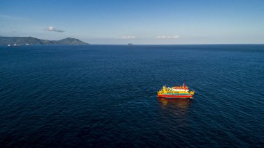 Okyanusta Feribot yelken havadan görünümü. Seyahat tatil rekreasyon cennet Turizm.