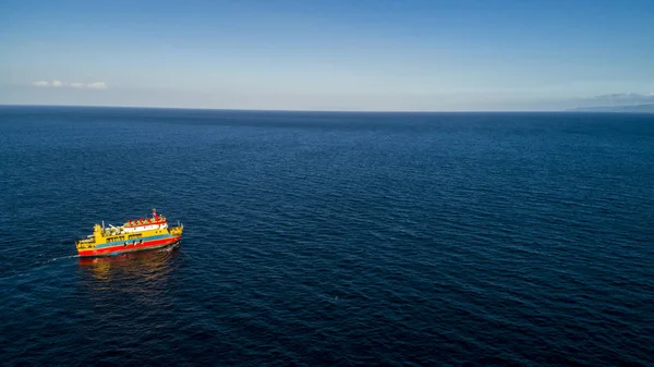 Vista aérea del ferry navegando en el océano. Vacaciones de viaje Recreación Paradise Tourism . —  Fotos de Stock