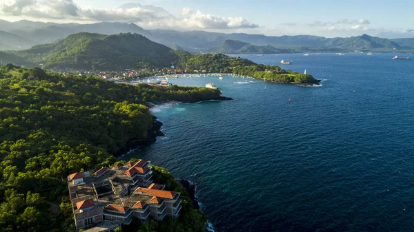 Terk edilmiş Dağ Oteli Açık Deniz 'e bak