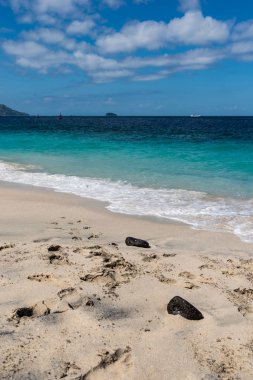 Beyaz Sand Beach üzerinde kum ayak izleri, Bali Endonezya.
