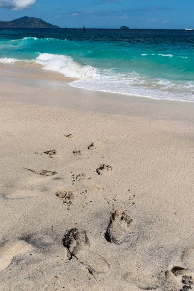 Empreintes de pas dans le sable sur la plage de sable blanc, Bali Indonésie . — Photo