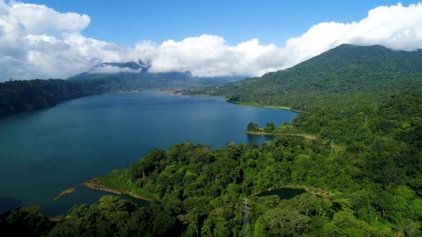 Озеро в горах. Остров Бали, Индонезия — стоковое видео