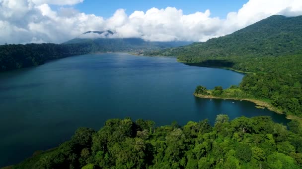 Sjön i bergen. Ön Bali, Indonesien — Stockvideo