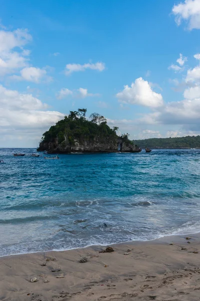 View of tropical beach, sea rocks and turquoise ocean, blue sky. Crystal Bay, Nusa Penida, Indonesia. — Stock Photo, Image