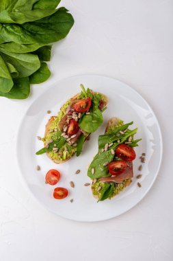 Avokado krema, domates ve reçel ile Sandviçler.