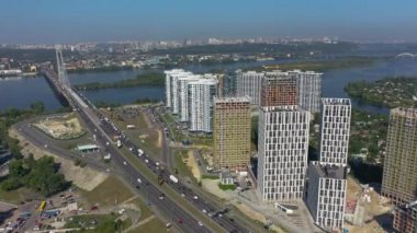 Havadan görünümü ile şehir inşaat binalar ve endüstriyel vinçler altında peyzaj. İnşaat alanı.