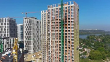 Havadan görünümü ile şehir inşaat binalar ve endüstriyel vinçler altında peyzaj. İnşaat alanı.