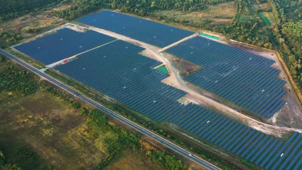 Luftaufnahme von Solarpaneelen Feld. — Stockvideo