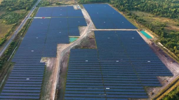 Luchtfoto van zonnepanelen veld. — Stockvideo