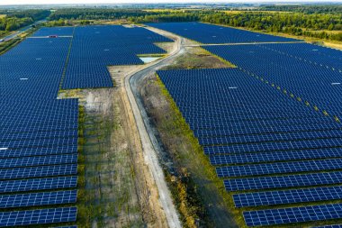 Güneş panelleri alanının havadan görünümü.